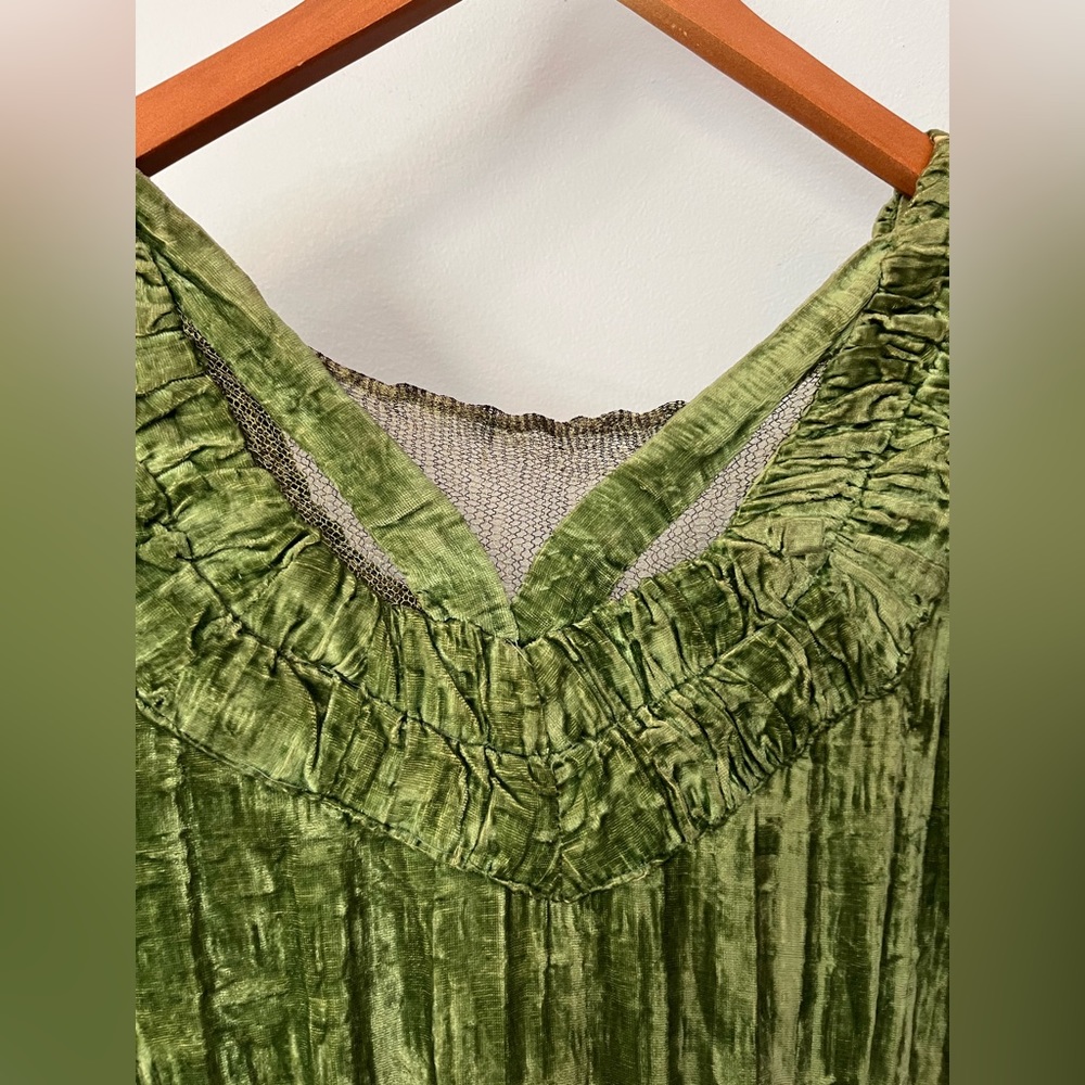 Romeo and Juliet Antique Velvet Dress - Picture 11 of 12